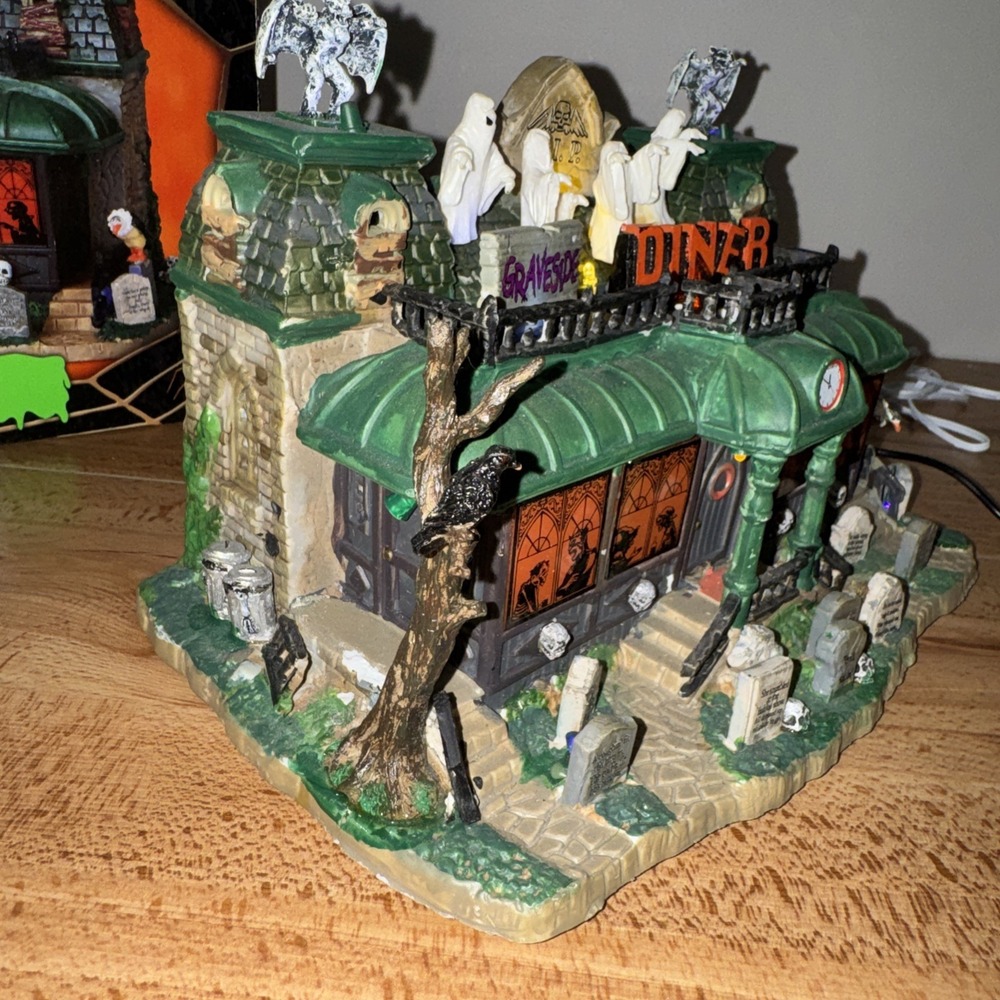 Lemax Spooky Town Graveside Diner # 95805 Halloween Village Retired - Picture 4 of 8